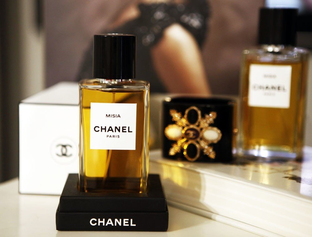 Шанель яблоко духи. Парфюм Chanel Misia. Шанель селективная парфюмерия. Шанель золотое яблоко. Шанель Голд духи.